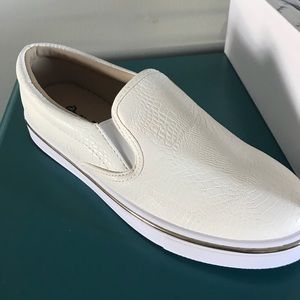 White sneaker gold rim detail